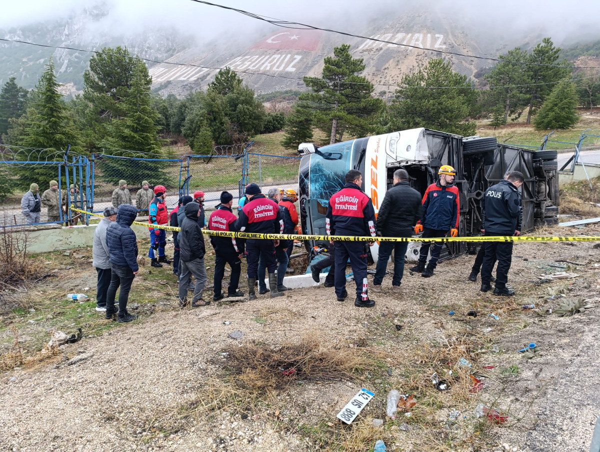 Eğirdir’de yolcu otobüsü devrildi: 1 ölü, 24 yaralı