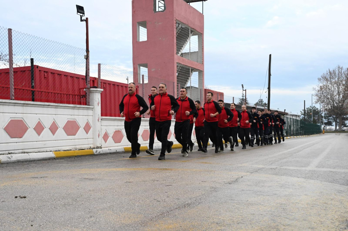 Isparta Belediyesi İtfaiye Müdürlüğü ekipleri, her sabah güne dua ederek, sporla başlıyor