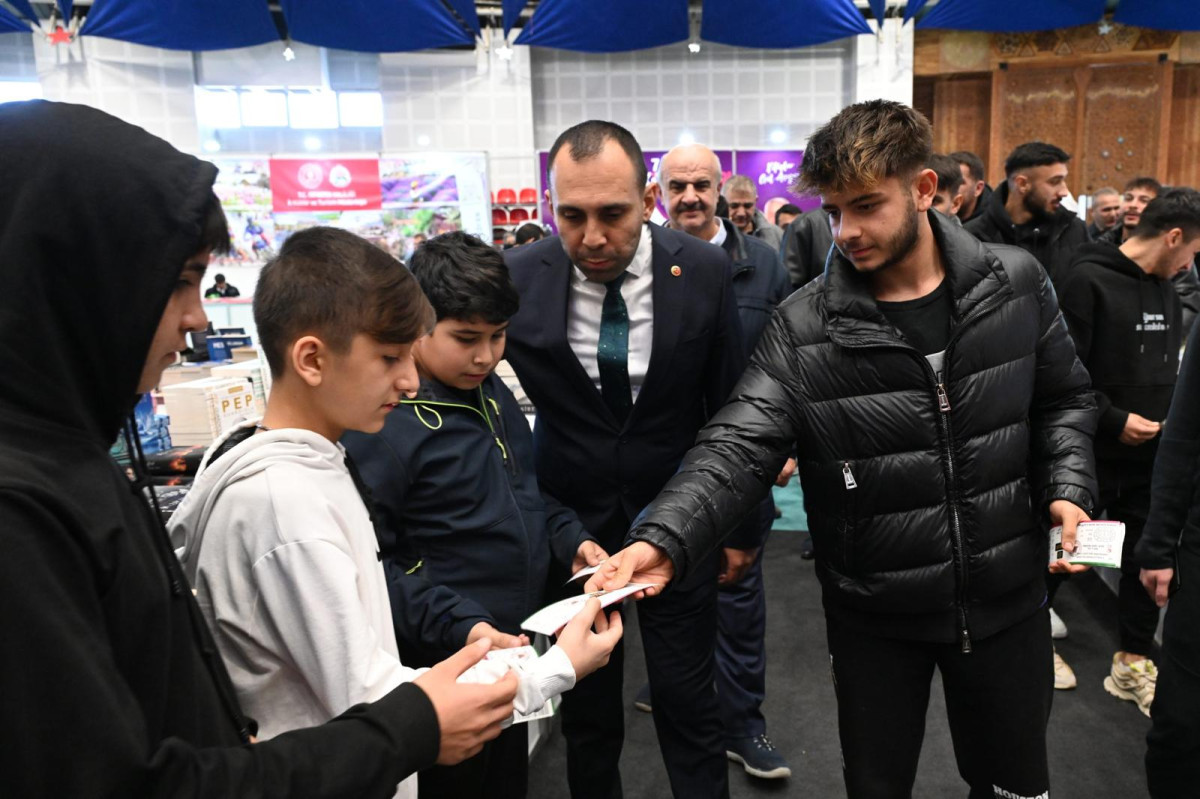 Kitap Fuarında öğrencilerle buluşup, ücretsiz maç bileti dağıttılar 