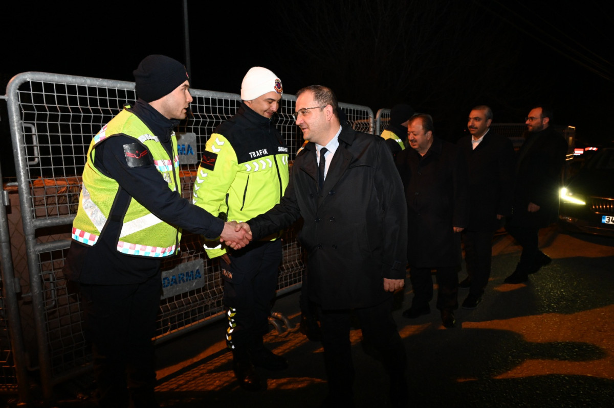 Yeni yıla görevi başında giren personeli yalnız bırakmadılar