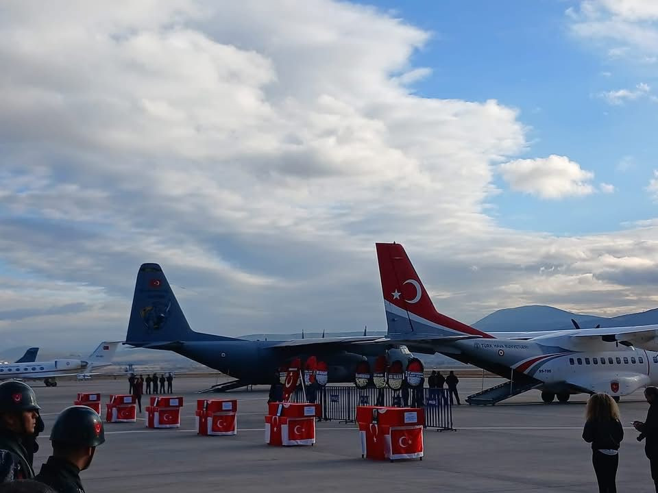 Helikopter kazasında şehit olan askerlerimiz için Isparta'da tören düzenlendi