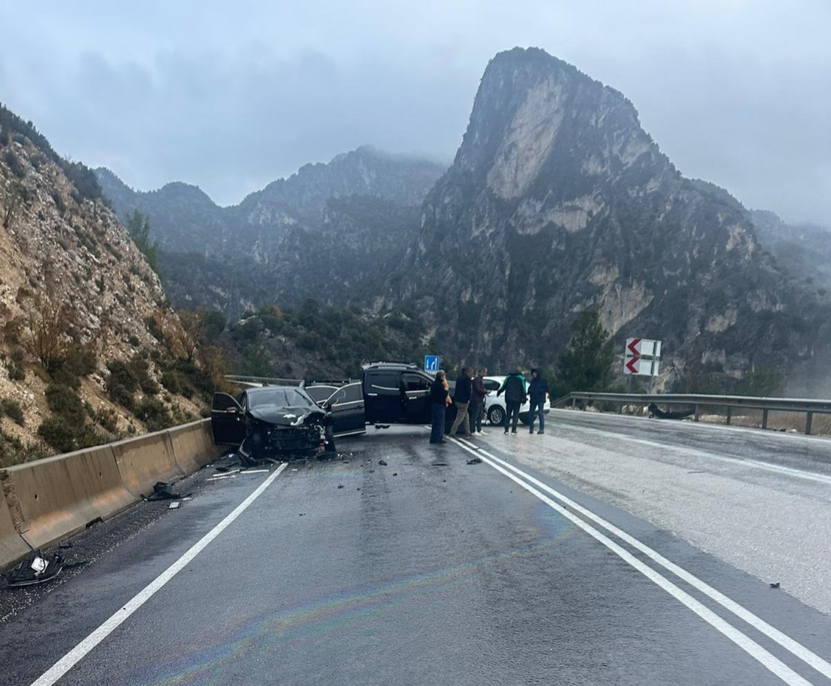 Isparta – Antalya karayolunda feci kaza